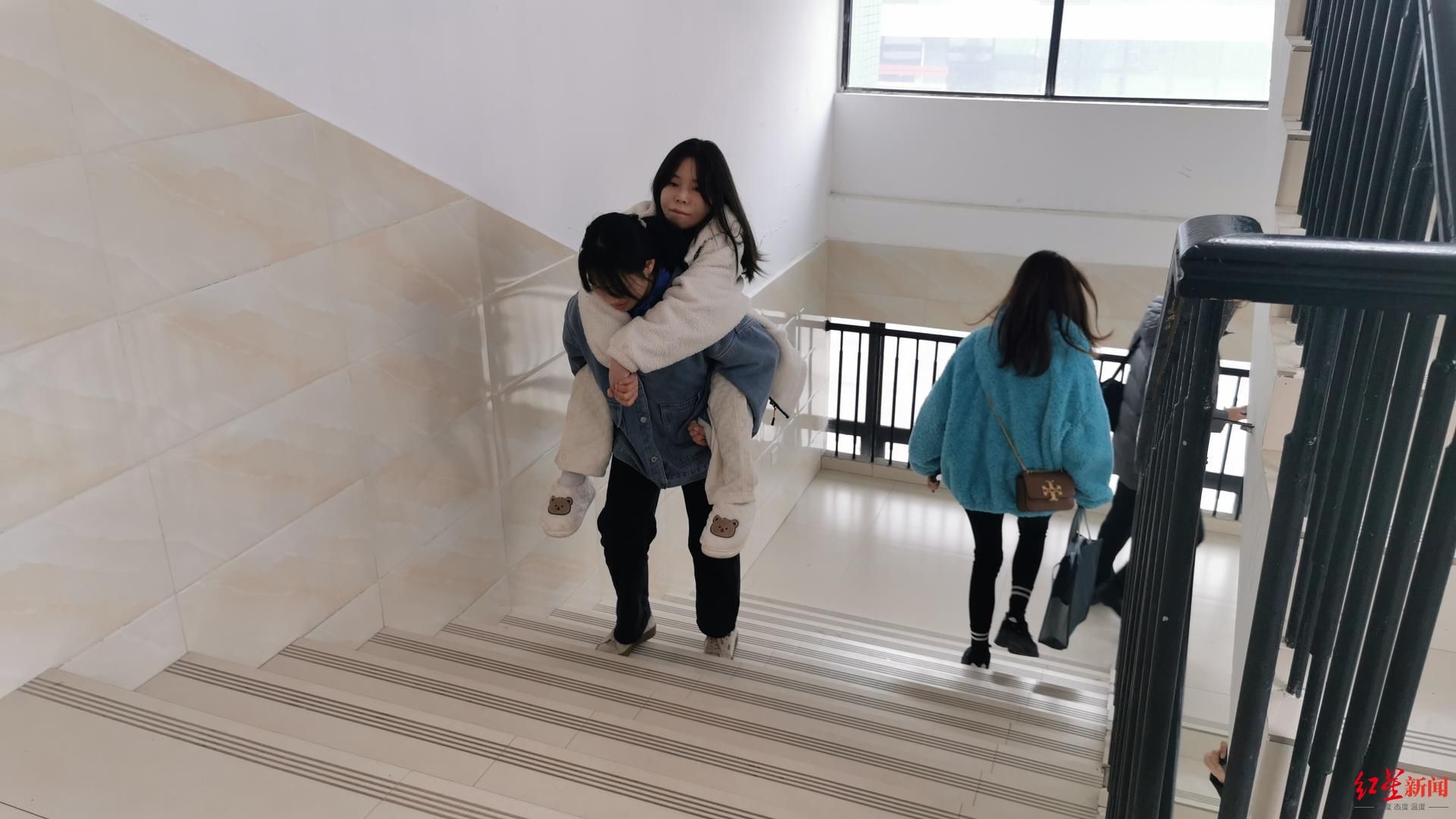 王绍强|这一背，就是两年！19岁女生坚持背残疾同学上课，希望一起考上大学