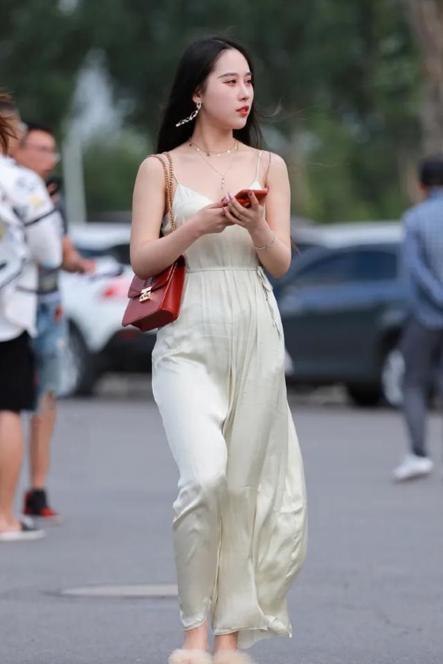 长裤|街拍：米白色连体长裤，清爽时尚，又仙又美