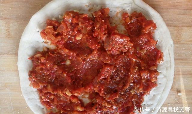 浓郁|手把手教你做腊肠披萨,浓郁的芝士味道,一口树莓