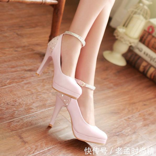 穿上这样一双高跟鞋,瞬间显现你优美的身段