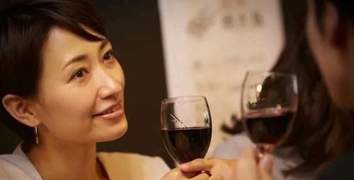 气血不足|加速女人衰老的行为:熬夜其实不算啥!排第1的,很多女人没察觉!