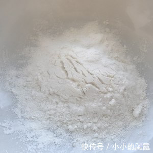 “凉皮”的懒人做法,其实很简单,筋道爽滑,好吃还不上火