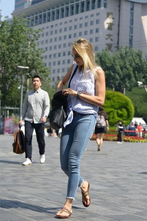 搭配 穿紧身牛仔裤,你会怎么搭配,要休闲还是正式一些