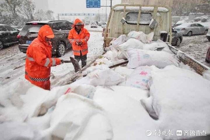风雪|济南风雪袭城，环卫工人冒雪作业
