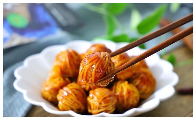 鹌鹑蛋这做法火了,加一把面条,酥脆开胃,比糖醋排骨还好吃