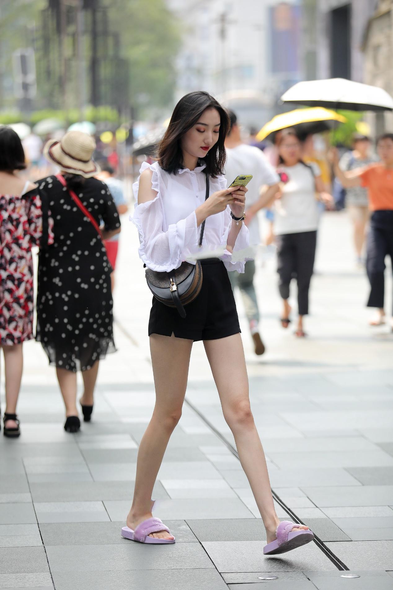 袖边|街拍:白色花边袖边衬衣, 搭配黑色裙子, 变身职场女精英