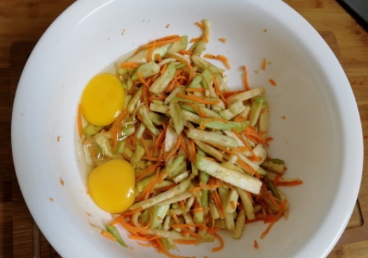 一个茄子,两个鸡蛋,不蒸,不炒,不用一滴水,十分钟搞定早餐