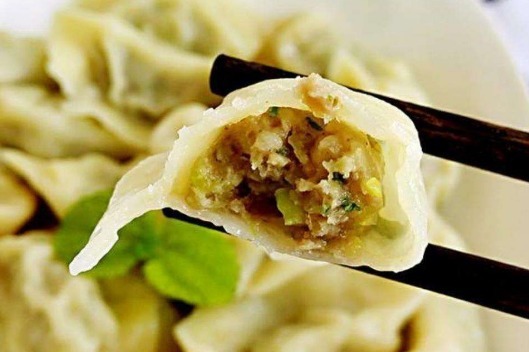 萝卜做馅时,先焯水或者用盐杀水都不对,教你一招,饺子口感特好