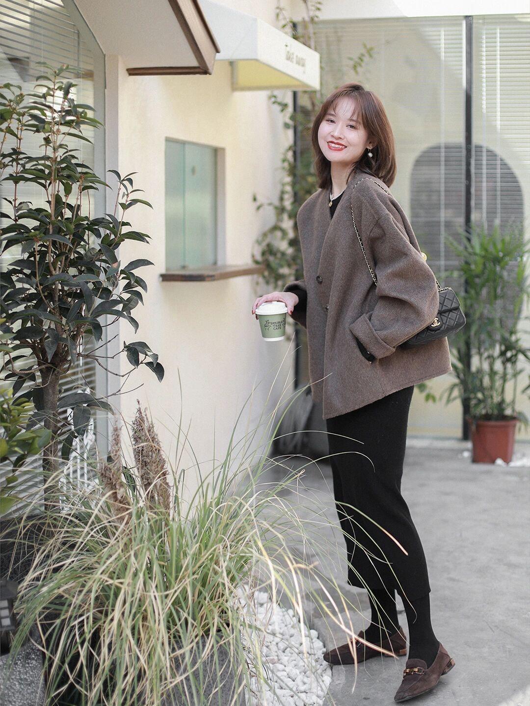 冬天|普通女生怎么穿?蓝白拼接羊羔毛外套+直筒牛仔裤,休闲又百搭!