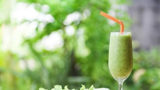 甘油三酯偏高忌2物,吃2果,喝1水,血管也许干净不堵塞