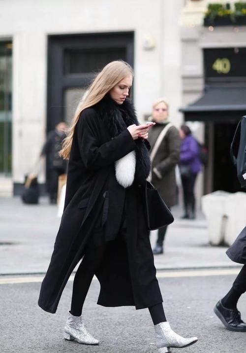 真正优雅精致的女人，穿大衣都不配小白鞋了，搭“裸靴”更合拍！