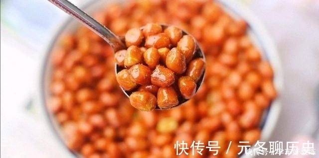 饭店|炸花生米时,撒盐撒酒都不对,饭店大厨放点它,30天不回潮