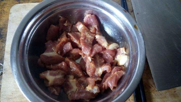 傻傻|炒猪肉时,别傻傻直接下锅!多加“这一步”,肉更鲜嫩入味