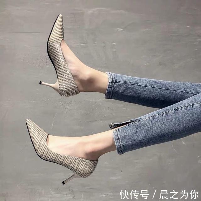 高跟鞋 尖头高跟鞋给人很随性自由的视觉享受