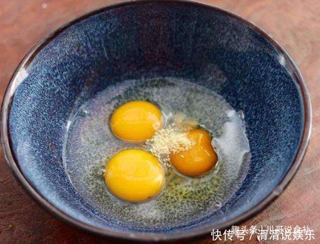 炒鸡蛋|韭菜炒鸡蛋时,别直接就下锅炒,大厨教我1招,韭菜翠绿不出水