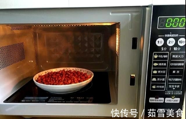 自制花生小零食，用微波炉简单4步搞定，又香又脆