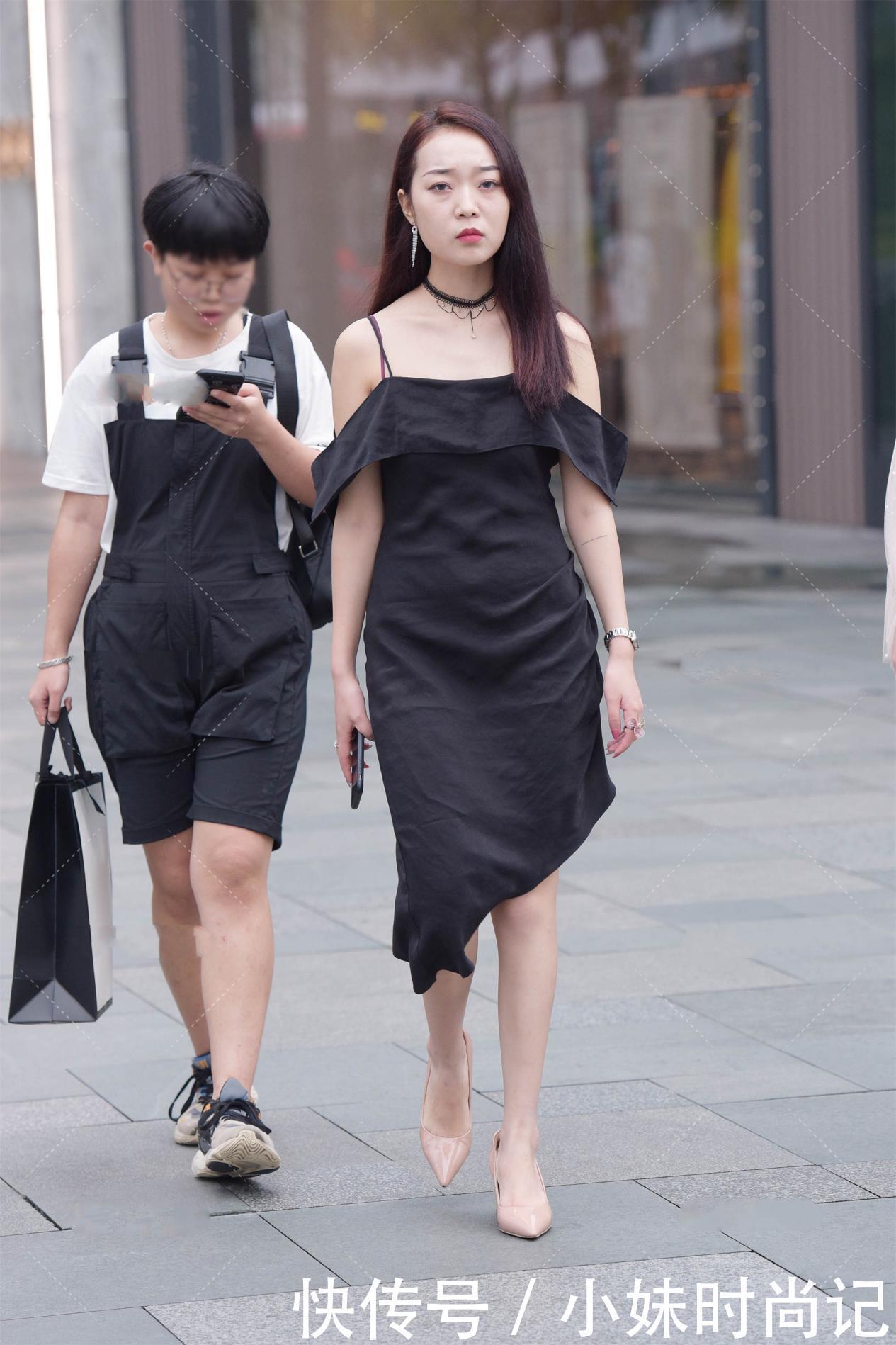 街拍:清冷又高贵的搭配, 就选黑色连衣裙搭配同色系脖圈
