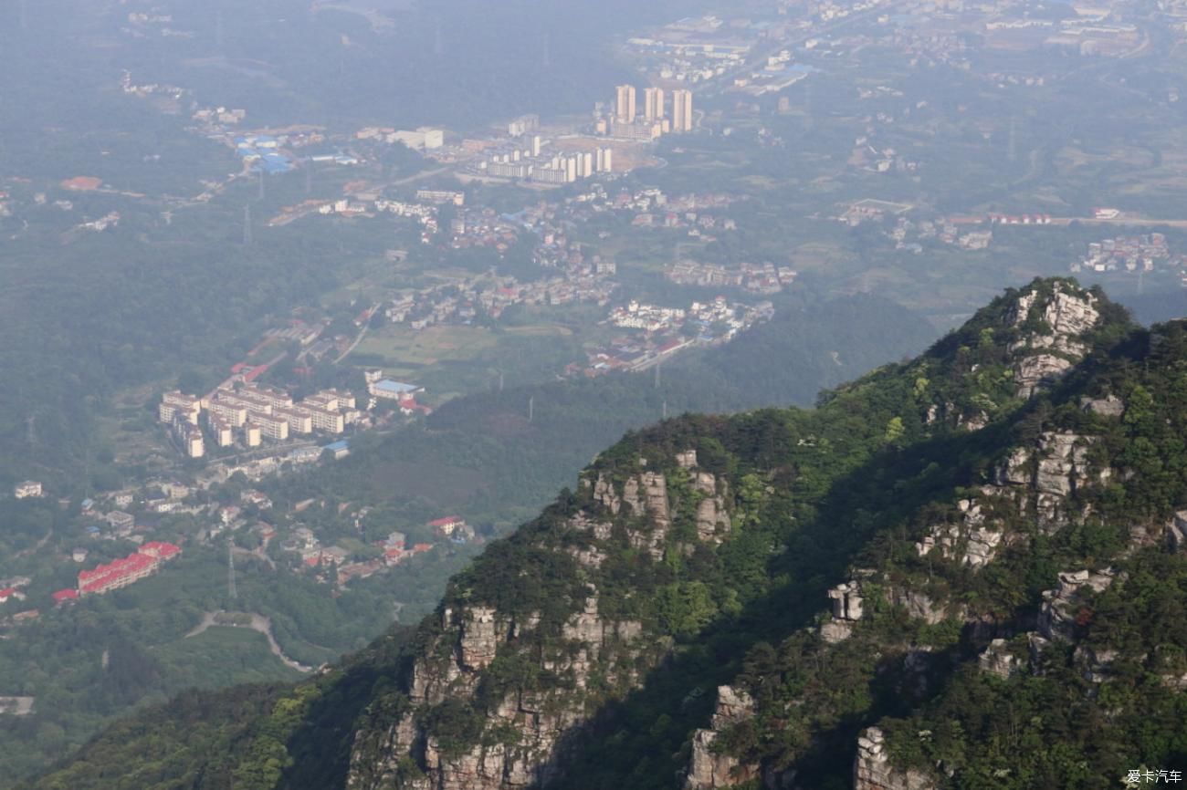 山清水秀好风光，在虚无缥缈间的庐山。