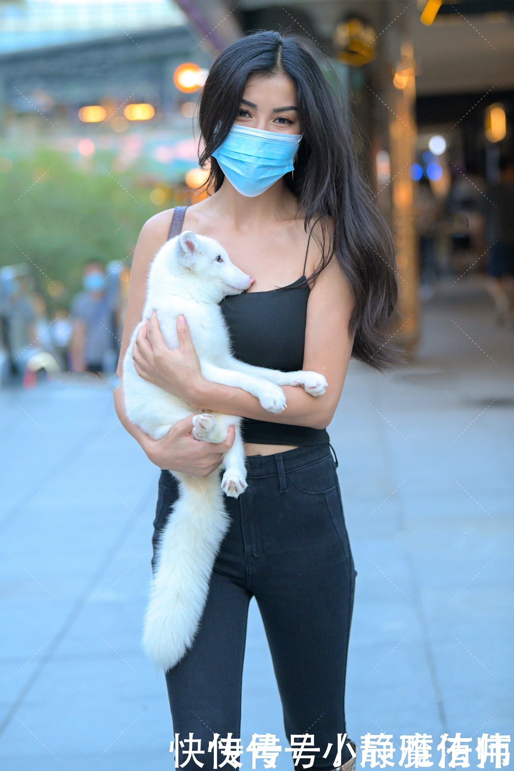 吊带 整体的黑色穿搭,该如何驾驭?酷酷的风格就能实现