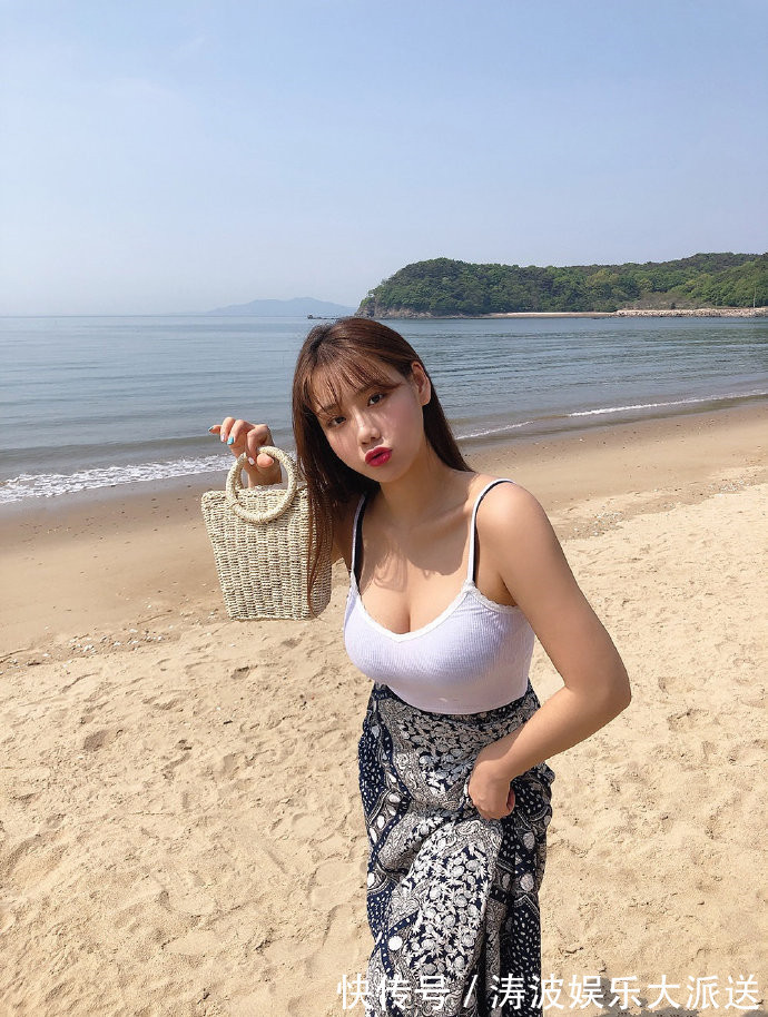 小清新|美女街拍时尚靓丽的小姐姐,一字肩衬衫搭配短裙,尽显性感魅力