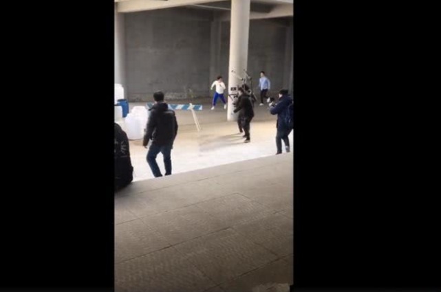 原来跑男撕名牌是这么拍的,被哄了好多年!网友还以为在拍戏呢