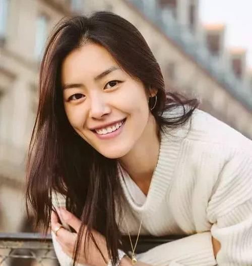 审美观|整成网红的韩安冉,与女儿对比,网友:女儿好看多了