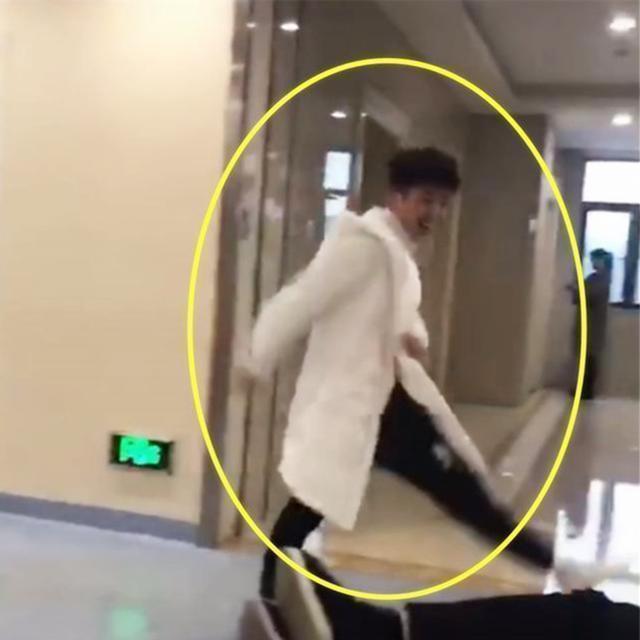 父亲|产房外爸爸得知生女儿,爸爸的反应引人注目,网友:请你控制点