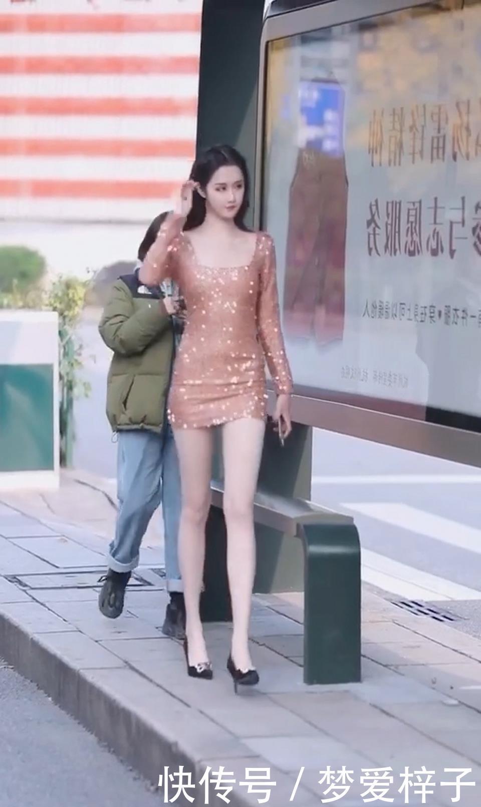 路人街拍,浅色的连衣裙简洁大方,看着更显迷人的魅力