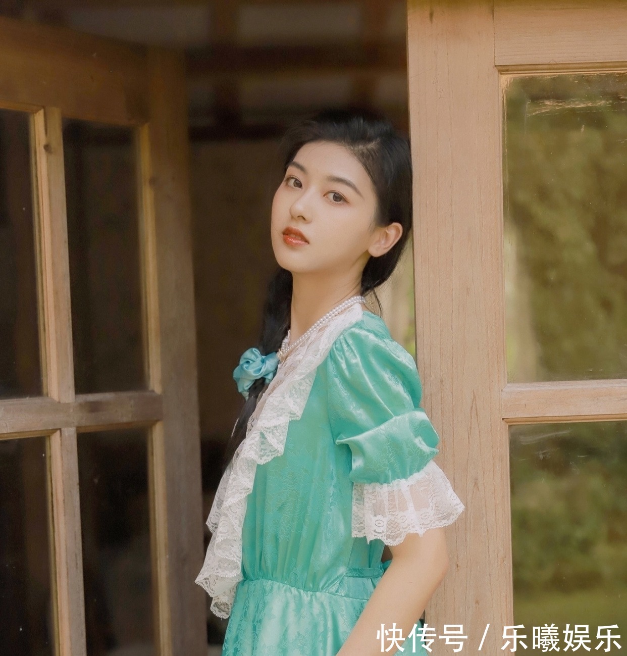 秋山明!秋风清·词:闲吟乘客舟。浓浓秋韵人堪爱,几多苦恼空烦忧