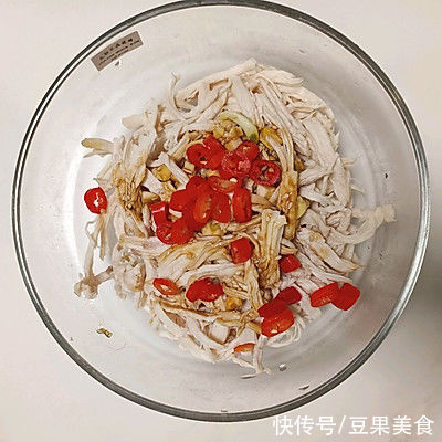 凉拌鸡胸肉丝这样做,解馋堪比红烧肉