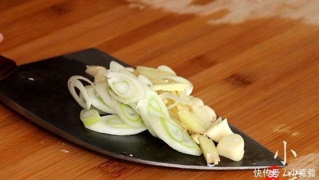 切成片|1块豆腐,1把花蛤,锅中炖一炖,鲜香美味,出锅连汤都不剩