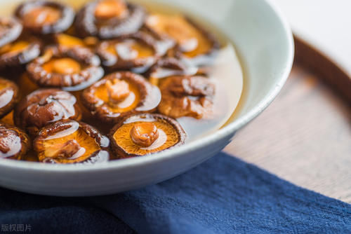  清洗香菇时，不要放水里过度浸泡，多加3样，泥沙容易洗出来