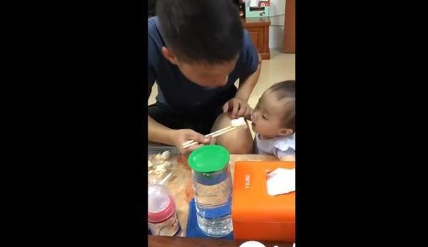 场面|宝妈把孩子交给舅舅,看舅舅带娃的场面,萌娃:我没有这样的舅舅