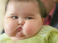 宝妈|宝妈晒图炫耀娃“屁桃脸”,双颊感觉要溢出画面,网友:可爱过头