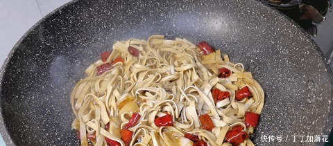 一张豆皮,一把韭菜,做人见人爱的素食小炒,简单易做,好吃不贵!