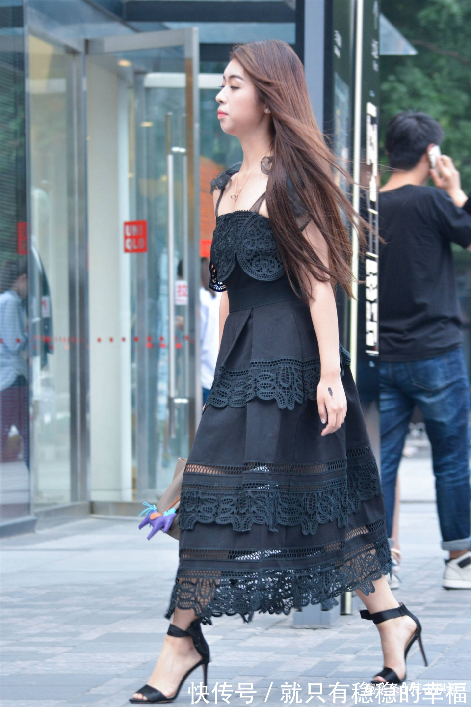 一字带 黑色蕾丝长裙,搭配10厘米的一字带细高跟,走路都带着优雅