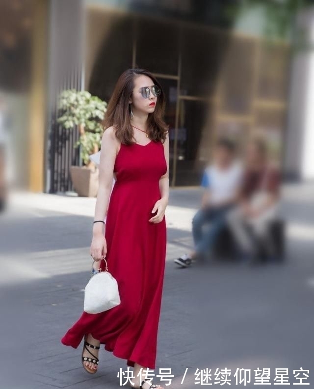 街拍迷人潮流个性的妹子,清爽自然很怡人