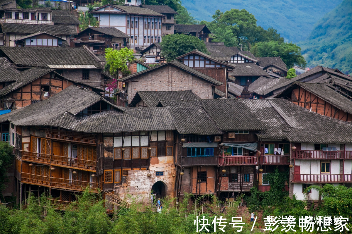 赤水|神秘的丙安古镇，吊脚楼建在悬空峭壁之上，明清建筑的活化石