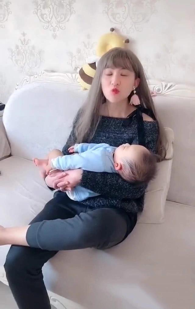 太美|宝爸“男扮女装”,化妆成“妈妈”哄娃睡觉,网友:画面太美