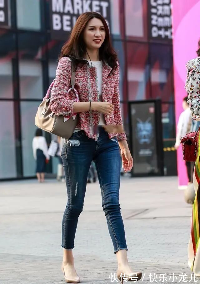 修身款 蓝色简单短裤搭配白色短袖,如果搭配得好,随便怎么穿都不会出错