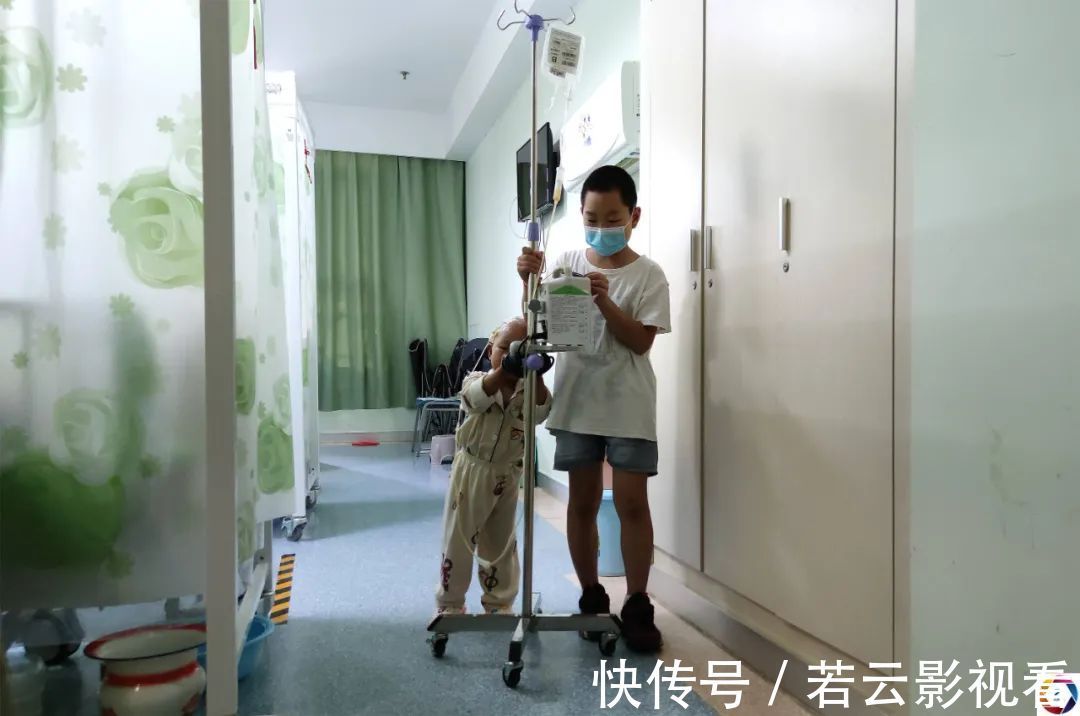 毛永琪|病房里,10岁哥哥暑假帮妈妈照顾患病的妹妹,看了让人心疼