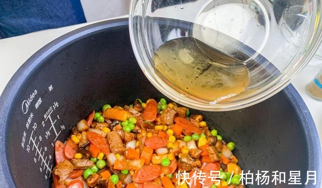 早饭吃米饭和鸡蛋吃腻了来一碗五彩焖饭,美味无比,营养丰富!