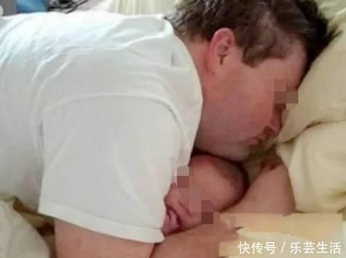 睡着|爸爸陪娃睡觉,醒后发现娃不见了,吓坏了赶紧找,结果自己都乐了