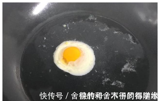 煮荷包蛋时，冷水下锅还是开水下锅？学会这三招，鸡蛋圆嫩不散