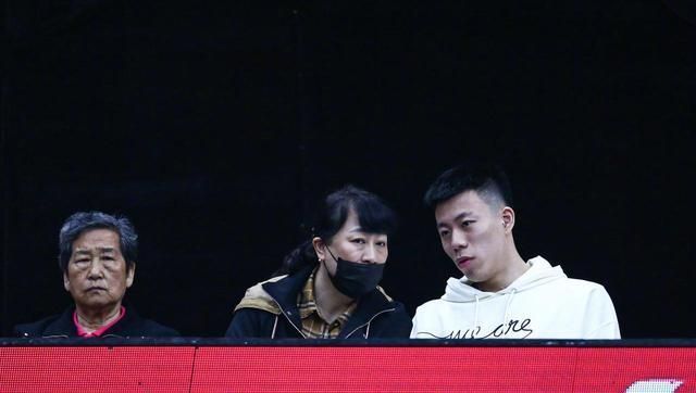 cb张镇麟的妈妈,来现场给儿子助威!芳姨曾流泪搂着周琦说:大宝!