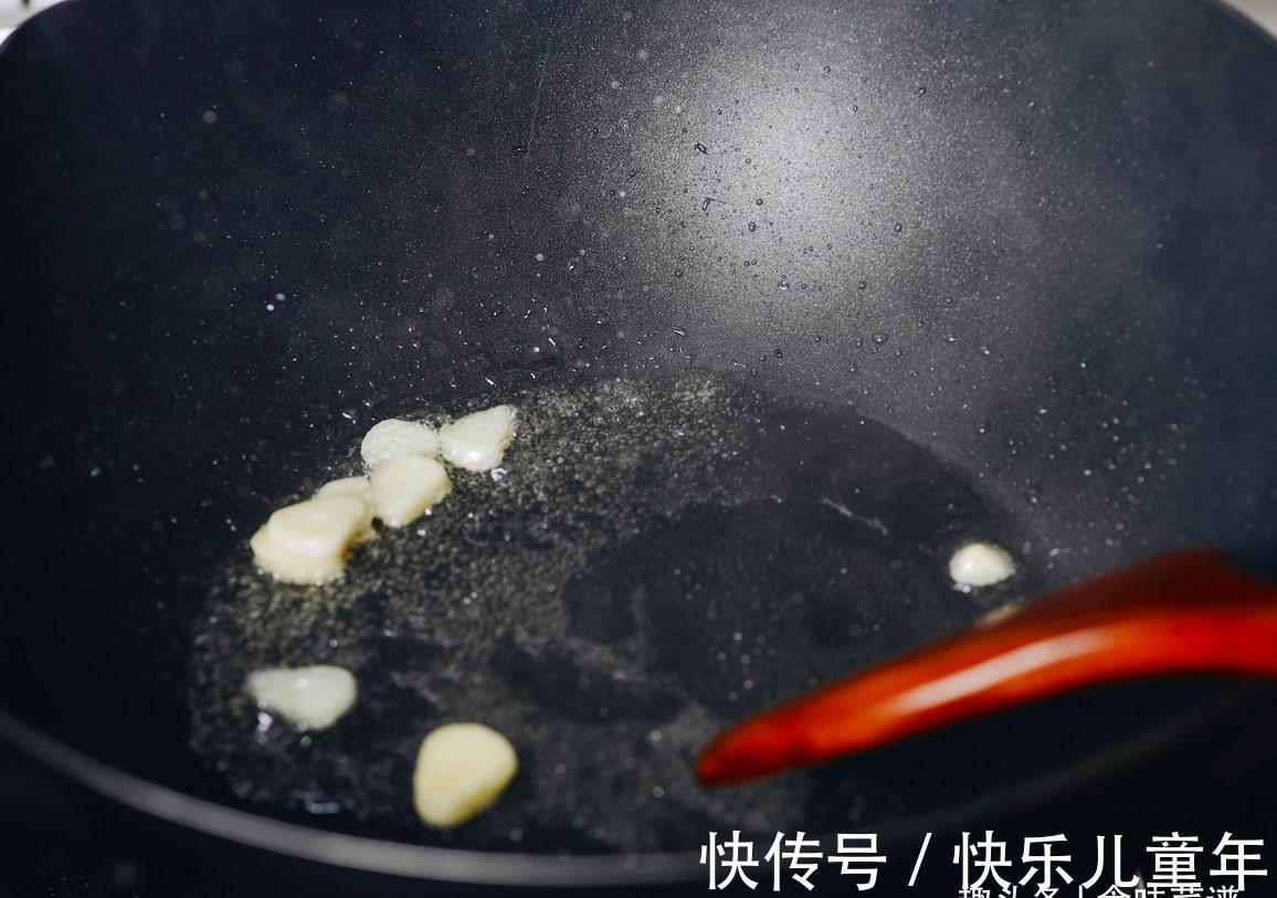 炒青菜时不要直接下锅,记住3个小技巧,烧出的青菜翠绿不出水