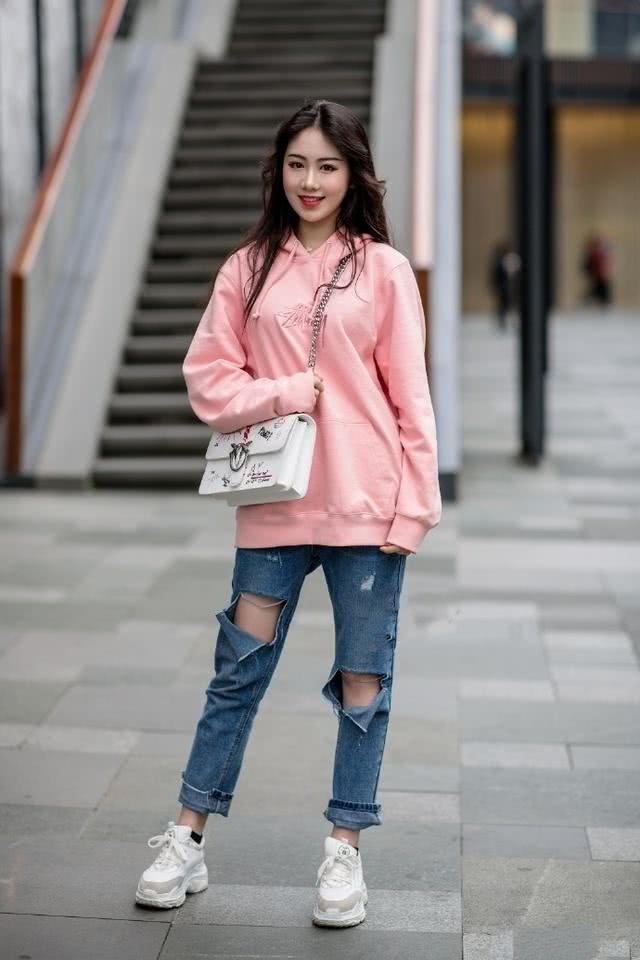 街拍:头上架一副酷酷的太阳镜,很显美女时髦的气质感