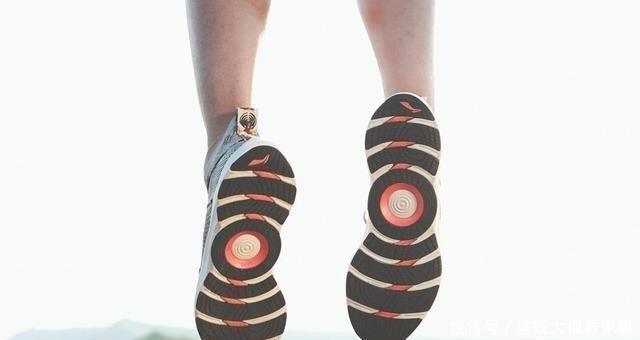 跑步鞋|它曾经耐克齐名,缓震脚感比亚瑟士还好,被人称为跑鞋之王