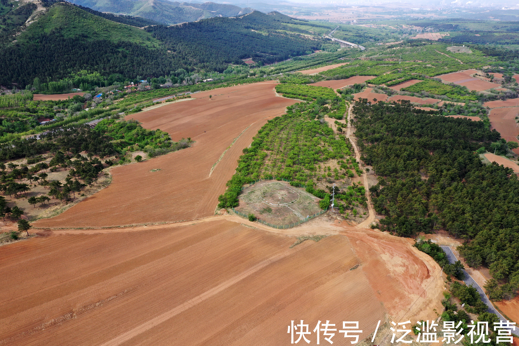 我们需要大力推送原创类节目,不断融合民族色彩和地方色彩