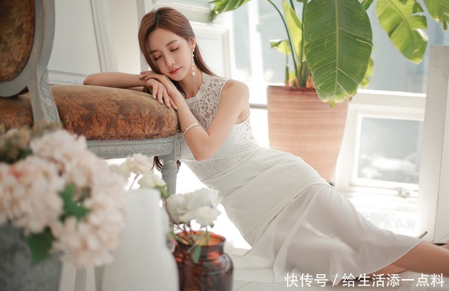 时尚女王孙允珠身穿白色蕾丝长裙,气质甜美有种秀气和时尚感!